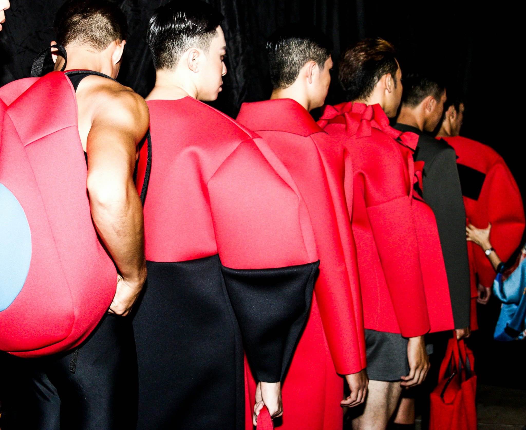 Max Lee phanh ngực sải bước trong Đêm Hội Chân dài 9